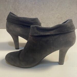 Enzo Angiolini Blondey style slouchy ankle booties‎ gray suede 3.5” heels 9M